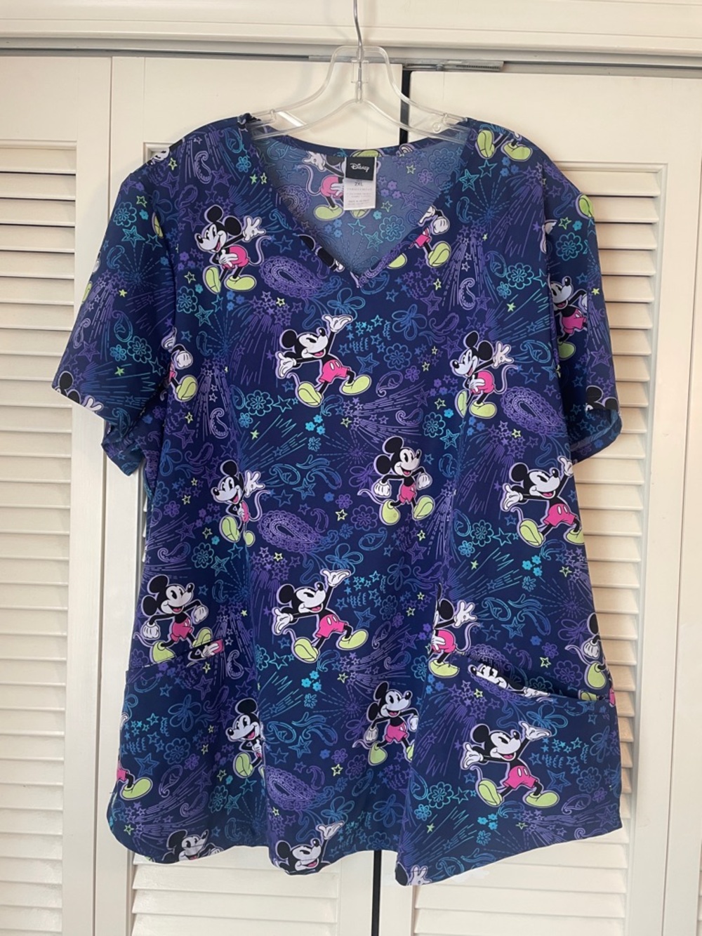 Disney Mickey Mouse Scrub Top Sz 2XL v-neck purple navy polyester spandex pocket